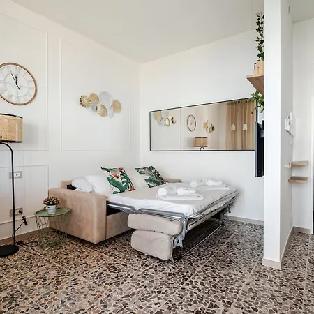 Vista Panoramica Sul Maggiore Con Deposito Bici