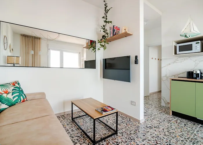 Vista Panoramica Sul Maggiore Con Deposito Bici *